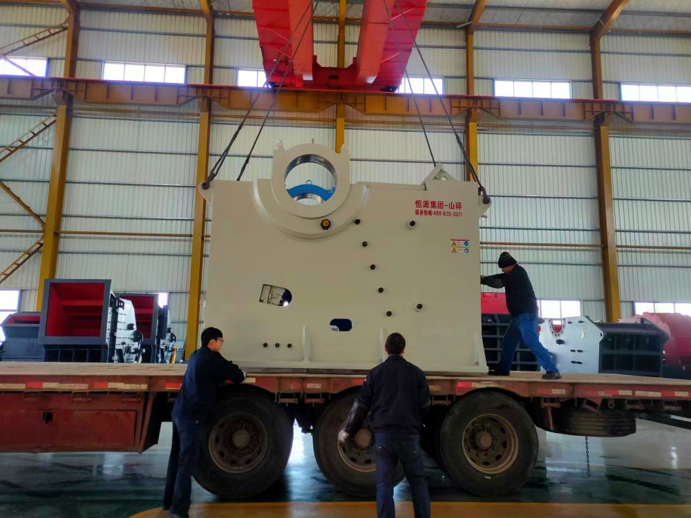 顎破、振動(dòng)篩、喂料機(jī)發(fā)往湖南